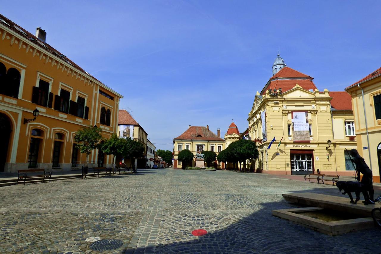 Hotel Oroszlan Szigetvár Exteriör bild